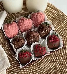 Клубничный бокс "Пончик"  клубника в розовом и молочном шоколаде