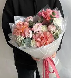 Букет "Море эмоций" из гвоздик, роз и ранункулюса