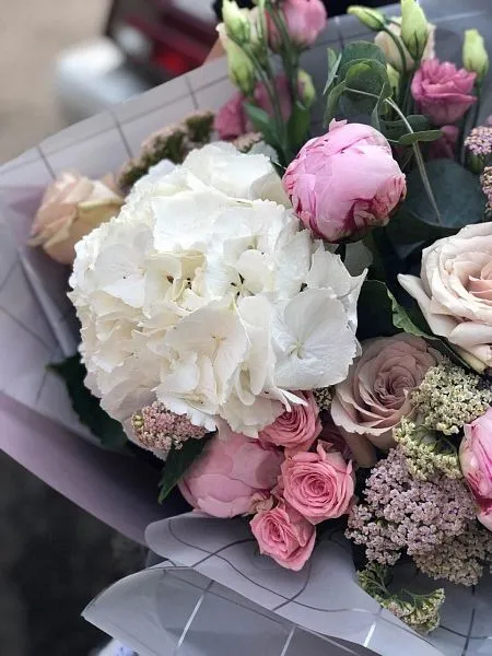 Композиция "Ассоль" из гортензий, лизиантусов, роз и поионов 1