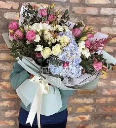 Букет "Королевский шарм" из роз, гортензий и эвкалипта