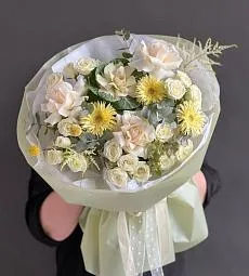 Композиция "Bright Bouquet" из роз, гербер и голландской зелени