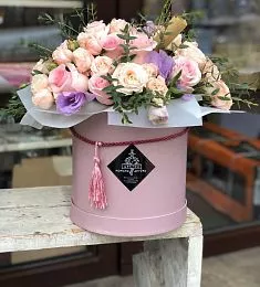 Композиция в коробке "Меренга" из роз, лизиантусов и эвкалипта