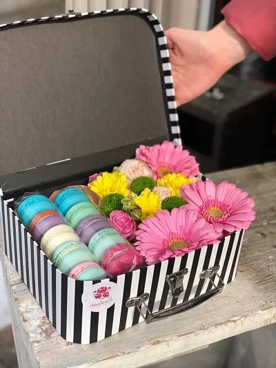 Сундучок с цветами и французскими макаронс 3
