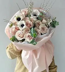 Букет "Rose Elegance " из роз и анемонов