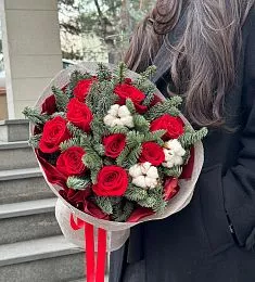 Букет "Тайная страсть" из роз, нобилиса и хлопка