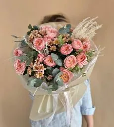 Композиция "Мегани" из хризантемы, пионовидных спрей роз и голландской зелени