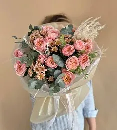 Композиция "Мегани" из хризантемы, пионовидных спрей роз и голландской зелени