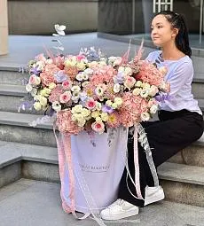 Композиция "Цветочный фейерверк" из микса цветов в премиальной коробке