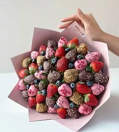 Клубничный конус "Розовая роскошь" клубника в молочном и розовом шоколаде