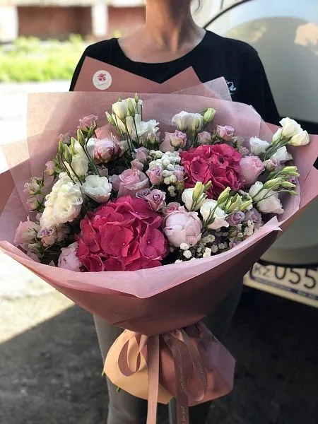 Букет "Шелли" из гортензий, лизиантусов, роз и пионов 8