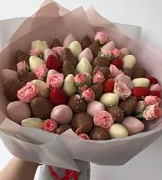 Клубничный букет «Признание» из клубники в белом и молочном шоколаде и спрей роз