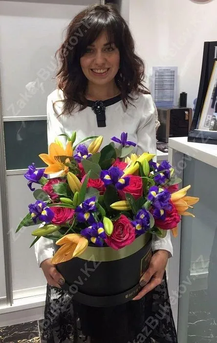 Композиция "Счастливая История" из лилий, ириса и роз 4