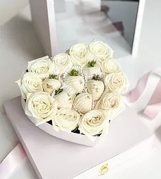Клубничный бокс "Amore" с клубникой в молочном шоколаде с белыми розами. 