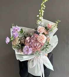 Композиция "Джиа" из гвоздик, гортензии, лизиантуса и дельфиниумов