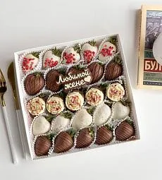 Клубничный бокс "Реверанс" из клубники в молочном шоколаде
