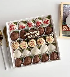 Клубничный бокс "Реверанс" из клубники в молочном шоколаде