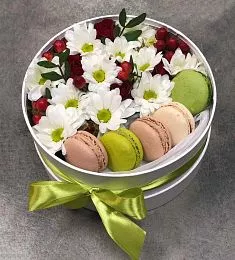 Макаруны, хризантемы и гиперикум в коробке