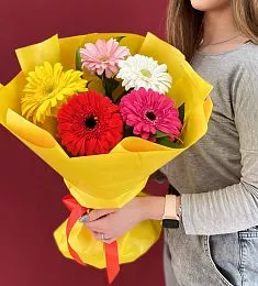 Букет из 5 гербер с рускусом