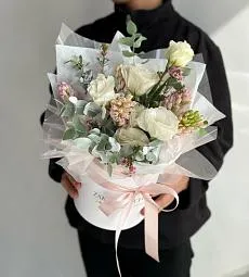 Композиция "Рассветные цветы" из гиацинтов и лизиантусов в коробке