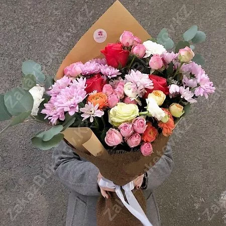 Букет "Лучики солнца" из хризантем, гвоздик, роз и ранункулюса 2
