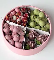 Фруктовый бокс  "Ассорти Роскошь" клубника, малина и вишня в шоколаде Фруктовый бокс  "Ассорти Роскошь" клубника, малина и вишня в шоколаде