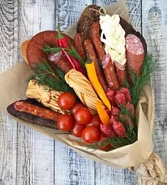 Мужской съедобный букет с колбасками и сыром косичка