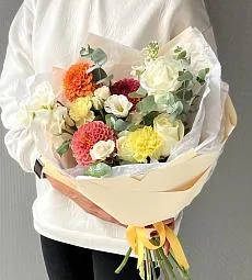 Букет "Фрегат" из гвоздик, роз, георгин и Лизиантуса