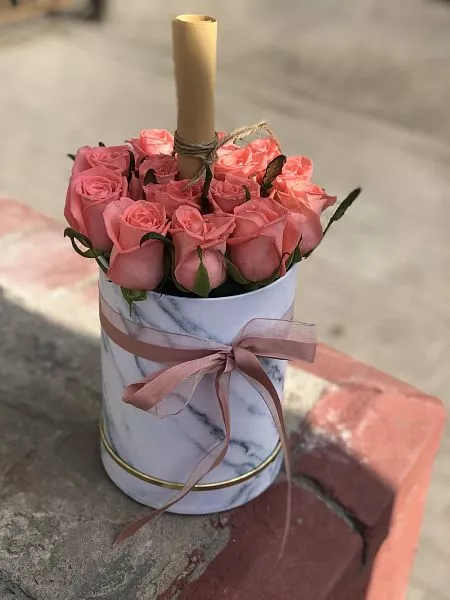 15 коралловых роз в мраморной коробке 2