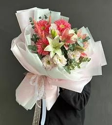 Композиция "Мальта" из гербер, лизиантусов и лилий