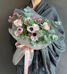 Букет "Звездное утро" из роз, анемонов  вакса