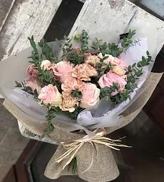 SPRING 2.0 букет из гвоздик, роз и эвкалипта 