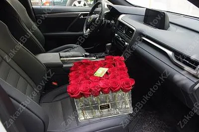 Голландские розы в стеклянной коробке maison des FLEURS 3