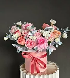 Композиция "Sweetlure" из роз и лизиантусов в коробке