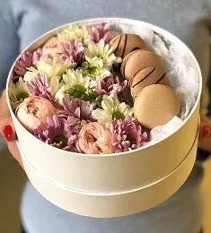 Букет "Аурелия" из цветов и макарун