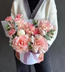 Композиция "Luminous Cascade" из гвоздик, пионов и роз