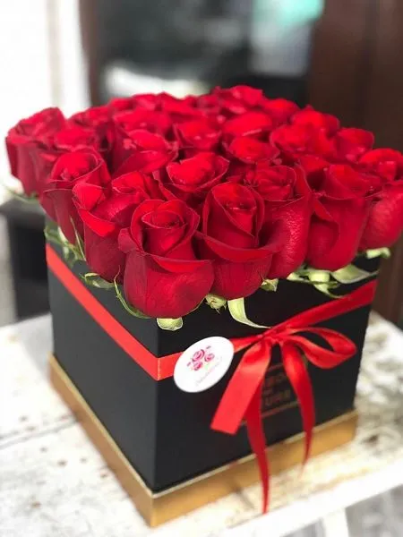 25 голландских роз в квадратной коробке 2