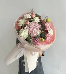 Букет "Francesca" из гортензии, гвоздик, лизиантусов  роз