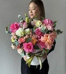 Композиция "Blossom Reverie" из роз, лизиантусов и гипперикума в коробке