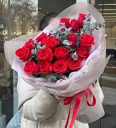 Букет "Ariel" из 17 голландских роз с эвкалиптом