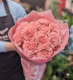 Букет из 11 нежных розовых гвоздик в оформлении