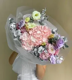 Композиция "Эсми" из гортензии, эвкалипта и лизиантуса