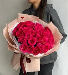 Букет из 31 голландской малиновой розы