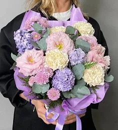Композиция "Фиолетовый рассвет" с гиацинтов, гвоздикой, лизиантусом и хризантемой