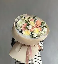 Букет "Нежность лепестков"  из роз, гвоздик и маттиолы