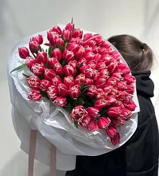 101 пионовидный розовый тюльпан в букете