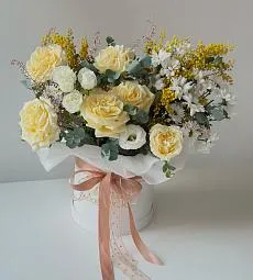 Композиция "Giulia" из мимозы, роз и хризантем