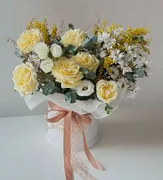 Композиция "Giulia" из мимозы, роз и хризантем