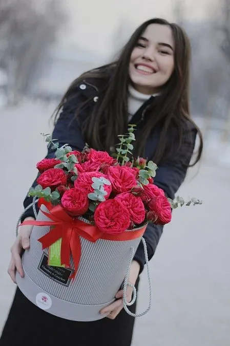 Композиция "Рубиновое сердце" из пионовидных роз и эвкалипта 5