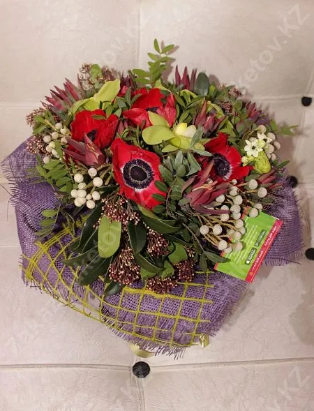 Композиция "Изысканный вечер" из анемонов, орхидей, брунии и скиммии 1