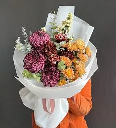 Композиция "Горо" из хризантем, гвоздик и зелени